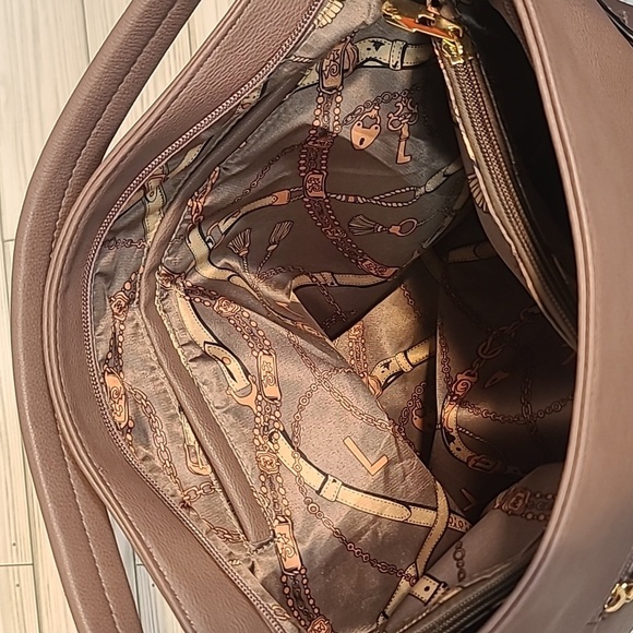 Faux pebbled leather look shoulder bag with wallet - Picture 8 of 10